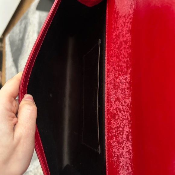 Yves Saint Laurent red patent textured clutch - Picture 3 of 8